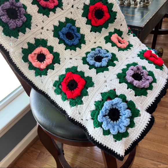 Beautiful VTG Handmade Flower Afghan Blanket - Picture 5 of 16